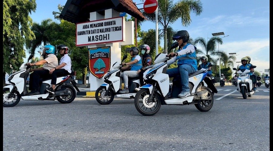 gandeng Stakeholder Maluku Tengah Konvoi Motor Listrik Bersama