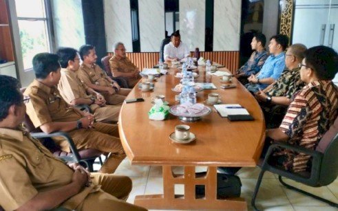 PERTEMUAN. Bupati Bulukumba, Andi Muchtar Ali Yusuf, menerima kunjungan tim PT Moya Indonesia dalam rangka penjajakan kerja sama investasi air bersih, termasuk rencana revitalisasi PDAM Bulukumba di Ruang Rapat Bupati Kantor Bupati Bulukumba, Selasa (6/1/2026). foto: istimewa
