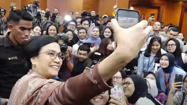 Sumber gambar, YouTube/Kemenkeu  Keterangan gambar, Sri Mulyani di hadapan puluhan wartawan usai menyerahkan jabatannya kepada menteri keuangan yang baru, Selasa (09/09).