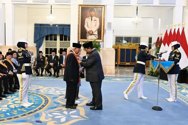 Presiden Prabowo Subianto (kanan) menganugerahkan Bintang Mahaputera Adipurna kepada Prof Dr Ir Purnomo Yusgiantoro di Istana Negara, Jakarta, Senin (25/8/2025). ANTARA/HO-Sekretariat Presiden.