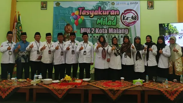 SEMANGAT: Kepala MIN 2 Kota Malang, Nanang Sukmawan bersama Kasi Pendis, serta beberapa Kepala Madrasah Negeri se Kota Malang, foto bersama saat perayaan Milad ke-48. (Foto: Iwan Irawan/Malang Post)