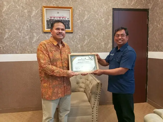 Direktur Event MIF, Sirajudin saat memberikan penghargaan berupa sertifikat kepada Rektor Unram, Prof. Bambang, di ruang Rektor, Selasa (6/1/2026).