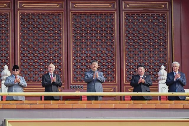 Presiden RI Prabowo Subianto menghadiri parade militer di Lapangan Tiananmen, Beijing, China, pada Rabu (3/9/2025) bersama Presiden China Xi Jinping dan sejumlah petinggi negara lain.(Foto: Xinhua News Agency)