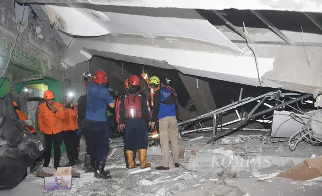 Sejumlah santri masih terjebak di reruntuhan bangunan di kompleks Pondok Pesantren Al-Khoziny, Sidoarjo, Jatim. Proses evakuasi masih terus dilakukan. 