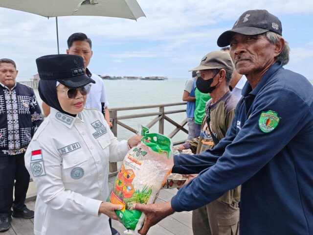 Wali Kota Bontang Neni Moerniaeni memberikan bantuan sembako bagi korban rumah ambruk di Bontang Kuala. (Klik Kaltim).