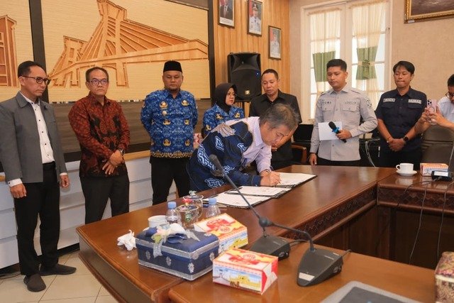 : Bupati Siak Afni saksikan penandatanganan Nota Kesepahaman (MoU) antara PT Kawasan Industri Tanjung Buton (KITB) dan PT Samudra Siak (SS) bersama PT Sinergi Kharisma Yuda (SKY) asal Jepang/ MC Siak.
