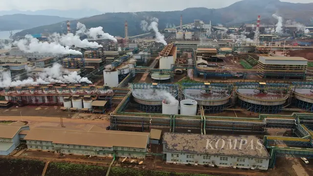 Foto aerial pabrik peleburan nikel (smelter) dengan teknologi ”high pressure acid leaching” (HPAL) di kawasan penambangan dan industri pengolahan nikel grup Harita Nickel yang berada di Pulau Obi, Halmahera Selatan, Maluku Utara, Sabtu, 25 November 2023.