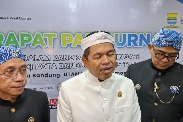 Gubernur Jawa Barat Dedi Mulyadi menghadiri rapat paripurna Hari Jadi Kota Bandung ke-215 di Gedung DPRD Kota Bandung, Jalan Sukabumi, Kota Bandung, Kamis (25/9/2025).(KOMPAS.COM/PUTRA PRIMA PERDANA)