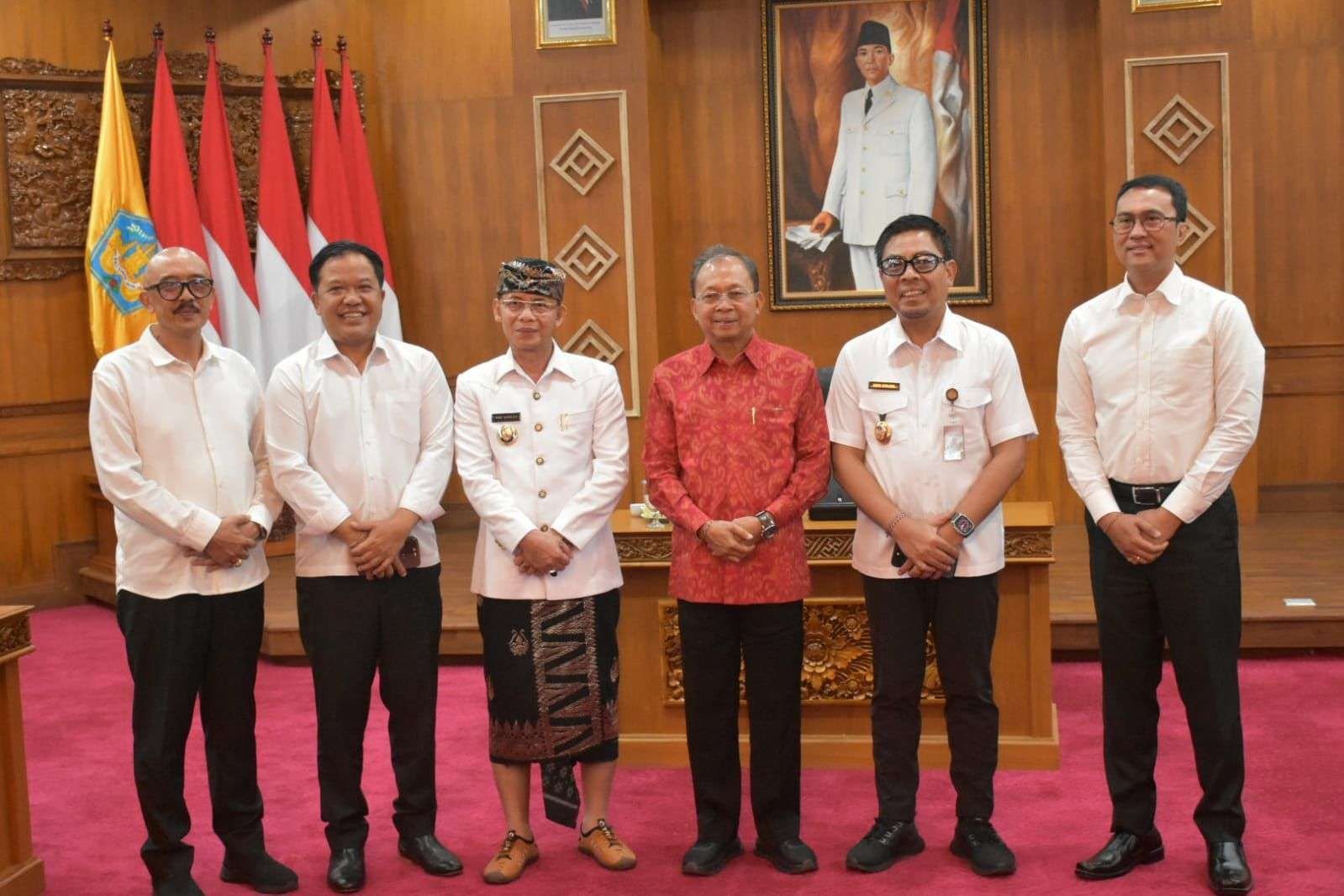 Wakil Walikota Denpasar, I Kadek Agus Arya Wibawa saat menghadiri rapat bersama Gubernur Bali, Wayan Koster di Gedung Kertha Sabha, Rumah Jabatan Gubernur Bali, Rabu (1/10/2025).
