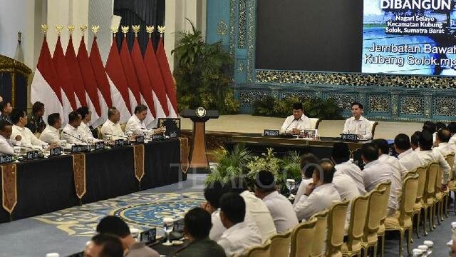 Presiden Prabowo Subianto bersama Wakil Presiden Gibran Rakabuming Rakha, ketika memimpin sidang kabinet paripurna di Istana Negara, Jakarta, 15 Desember 2025. Tempo/Imam Sukamto