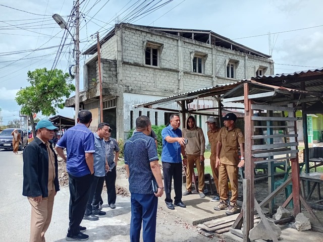 Gambar: Anggota Komisi III DPRD Kota Gorontalo, saat melakukan kunjungan Proyek pengerjaan yang berlokasi di jalan Durian, Kelurahan Tomulabuta'o, Kecamatan Dungingi. (Foto : Gean Bagit).