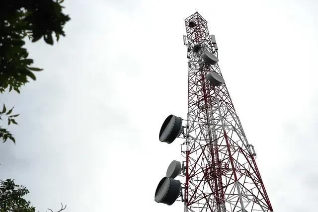 Menara telekomunikasi dengan jaringan 4G dan 5G/Telkomsel