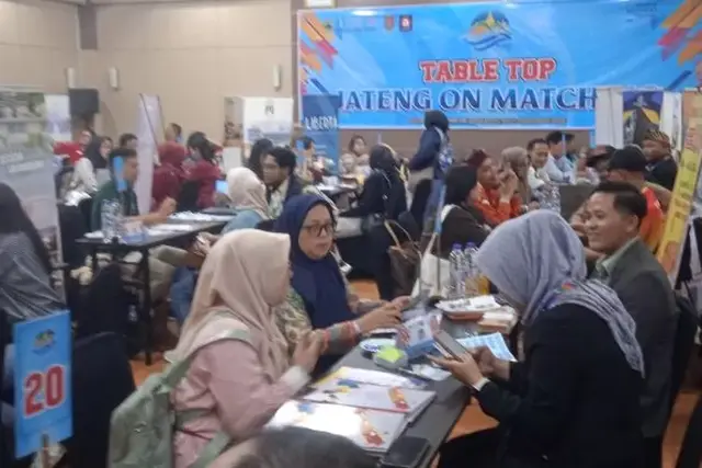 Suasana saller dan buyer bertemu dalam satu meja untuk melakukan tawar menawar potensi wisata, dalam ajang Jateng On Matching (JOM) 2025 di Hotel Front One HK Resort, Jl Kesambi Semarang, Rabu (10/12). (suaramerdeka.com/Slamet Daryono)