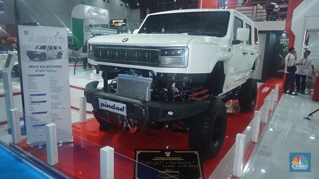 Foto: Kendaraan lapis baja listrik Pandu Maung MV3 buatan Pindad saat pameran Indo Defence 2024 Expo and Forum di JIExpo Kemayoran, Jakarta, Rabu (11/6/2025). (CNBC Indonesia/Muhammad Sabki)