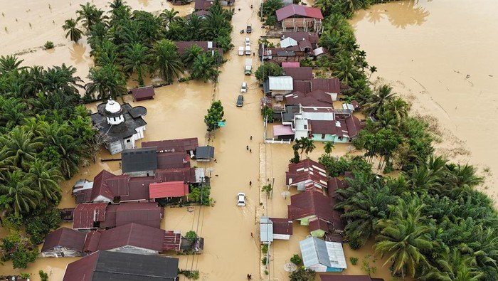 Aceh-Sumut-Sumbar dikepung banjir dan longsor. (ANTARA FOTO/Syifa Yulinnas)
