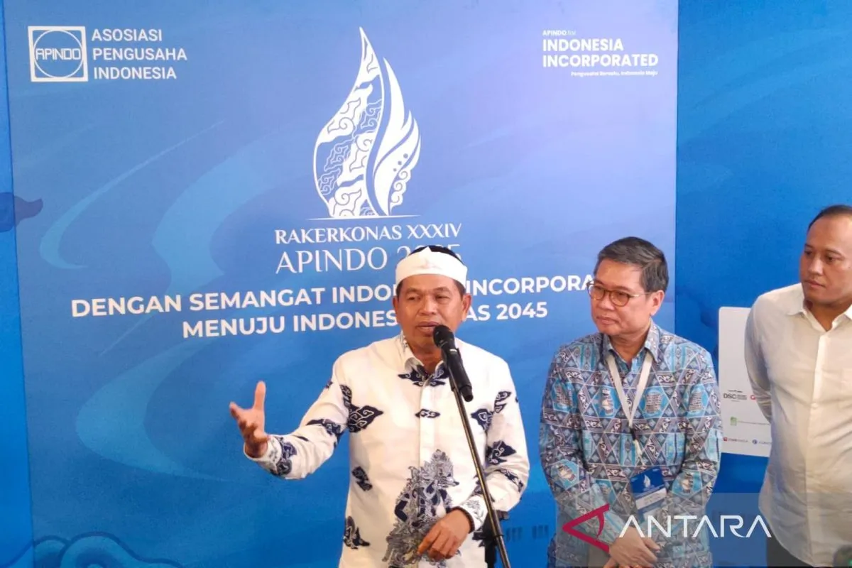 Gubernur Jawa Barat Dedi Mulyadi memberikan keterangan di sela Rakerkonas ke-34 Apindo di Bandung, Selasa (5/8/2025). ANTARA/Ricky Prayoga