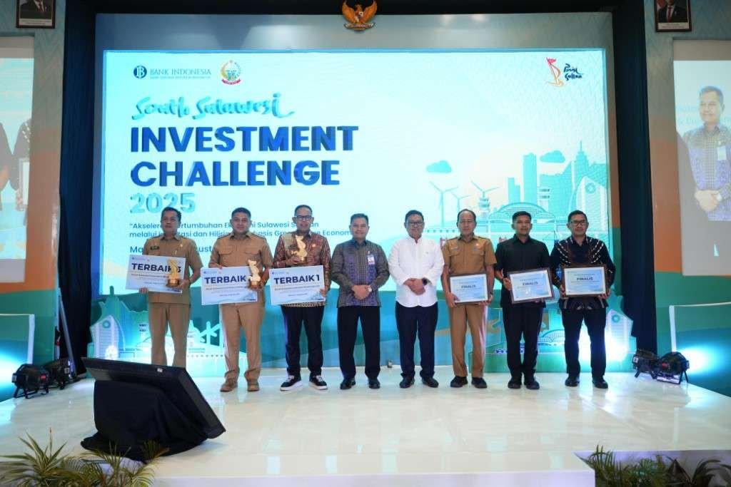 Para finalis dan pemenang South Sulawesi Investment Challenge (SSIC) 2025 berfoto bersama usai menerima penghargaan di Hotel Novotel Makassar, Senin (4/8/2025).(Foto: RRI/Khaeruddin)