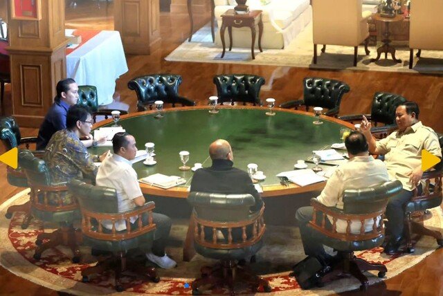 Presiden Prabowo Subianto memanggil sejumlah menteri bidang ekonomi ke kediamannya di Hambalang, Bogor, Minggu (15/2/2026) sore. Pertemuan dilakukan menjelang kunjungan Presiden ke Amerika Serikat (AS) pada 19 Februari mendatang guna menyamakan posisi kebijakan serta mematangkan strategi negosiasi ekonomi. (Foto: Setkab RI)