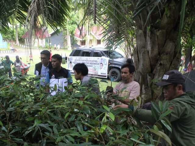 Ketua DPW DPW PSI Sulawesi Barat, Fachryan Taslim bersama warga saat pembagian lebih dari dua ribu bibit durian kepada warga di wilayah Gentungan, Kecamatan Kalukku, Mamuju, Minggu, 15 Februari 2026.