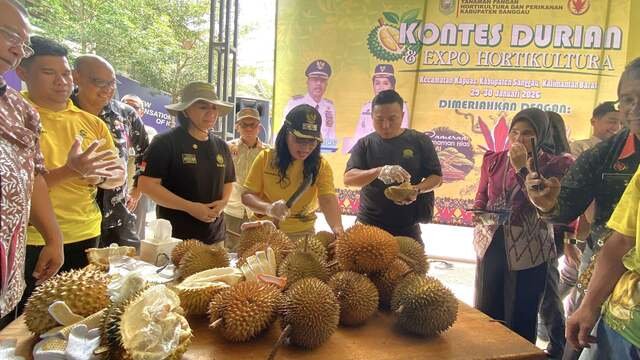 Wakil Bupati Sanggau, Susana Herpena saat menghadiri Kontes Durian dan Expo Hortikultura yang diselenggarakan oleh Dinas Ketahanan Pangan, Tanaman Pangan Hortikultura dan Perikanan Sanggau di Kecamatan Kapuas, Kabupaten Sanggau pada Kamis, 29 Januari 2026. (Foto: RRI/Okto Ferandi).