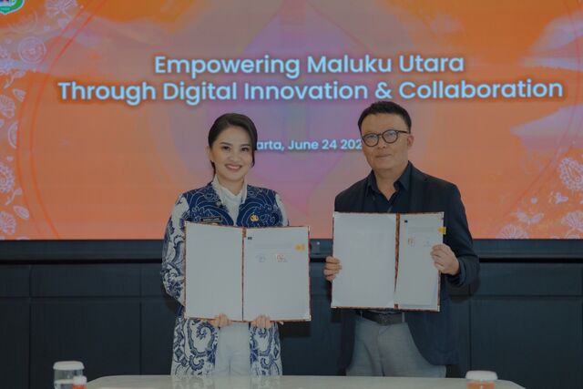 Gubernur Maluku Utara, Sherly Tjoanda bersama Direktur Utama Telkomsel menunjukkan dokumen kerja sama.(Foto: Iren for RRI).