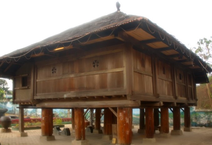 Rumah panggung Uluan Nughik