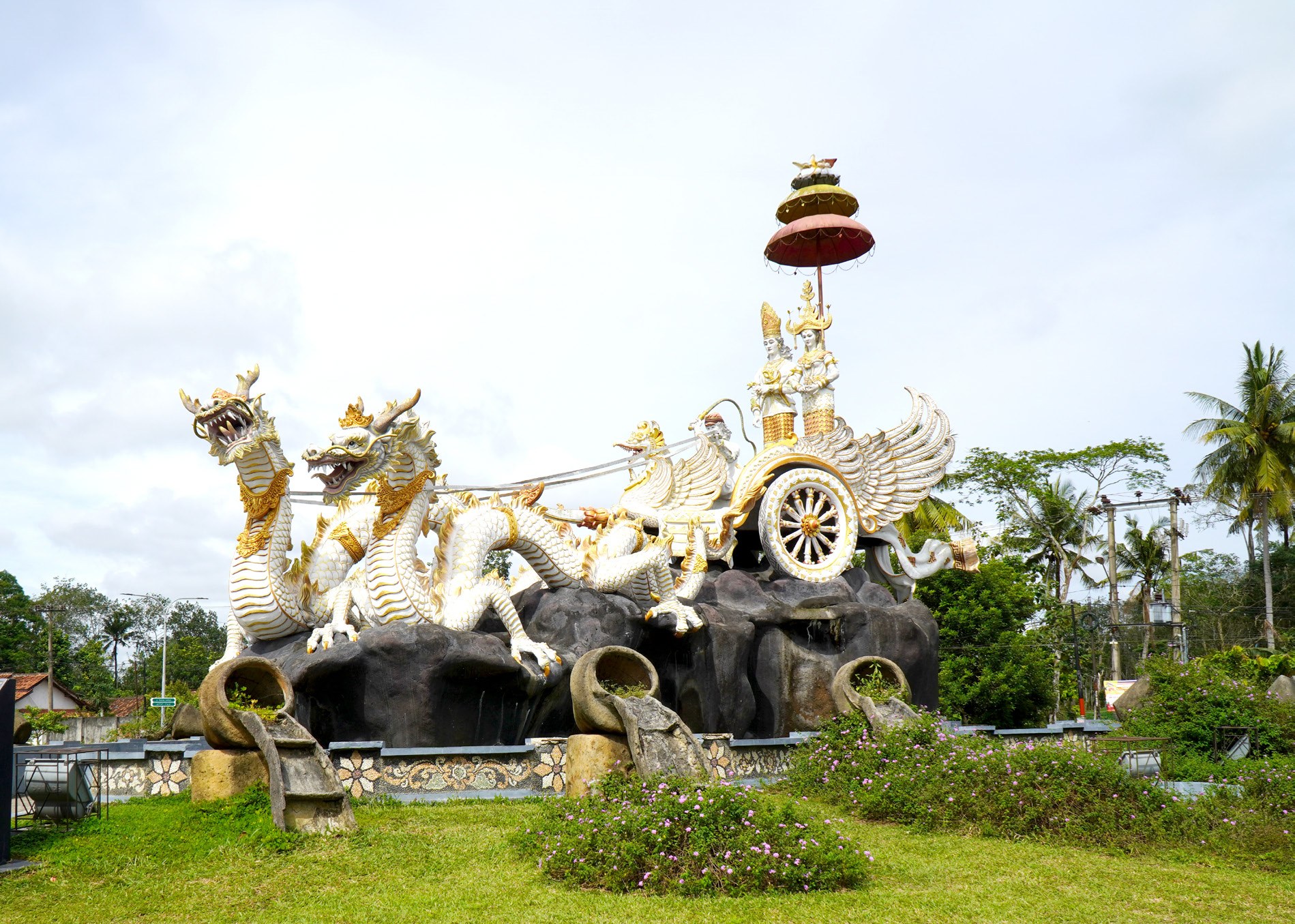 Monumen Rato Nago Besanding Tulang Bawang Barat