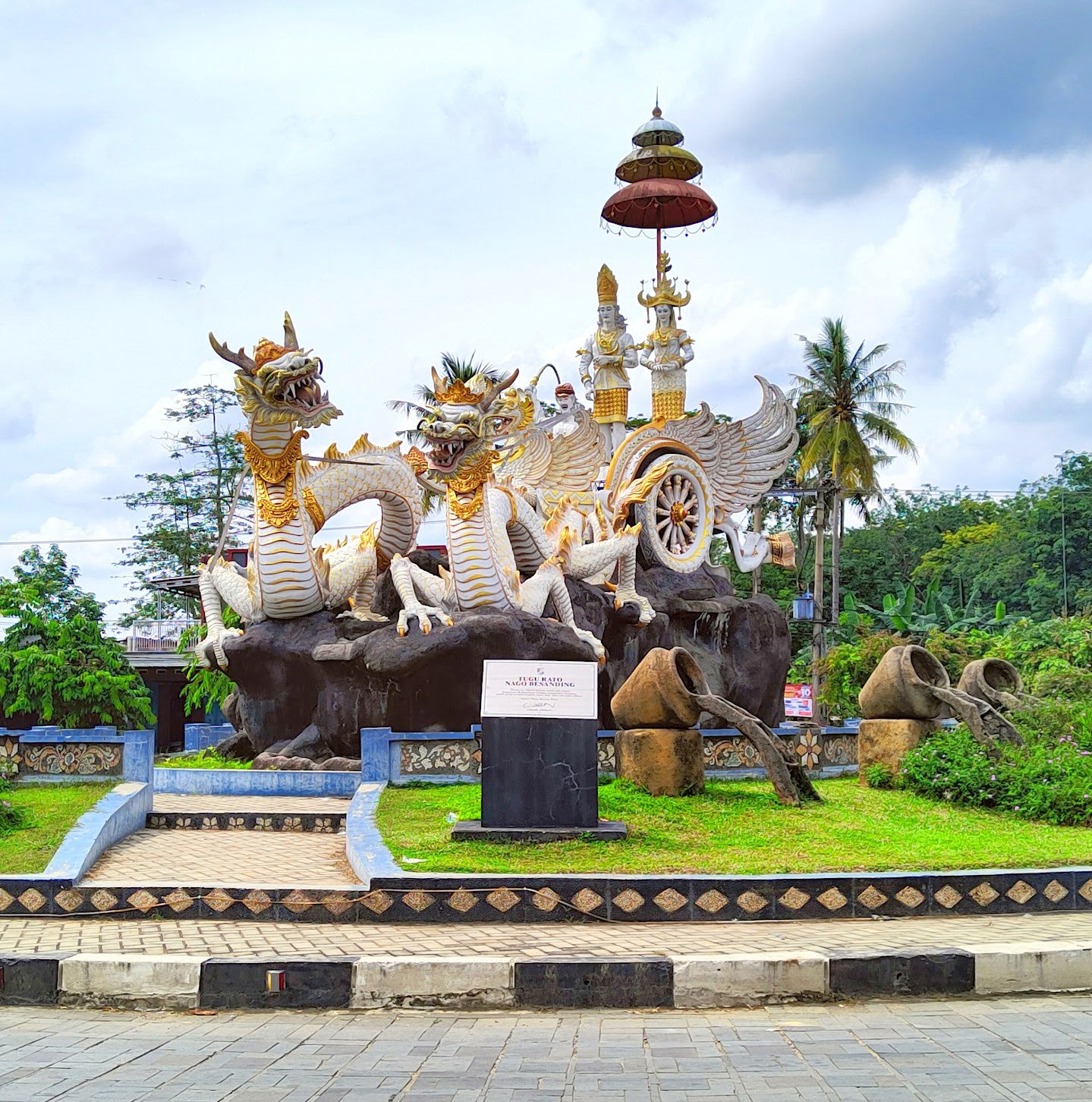Monumen Rato Nago Besanding