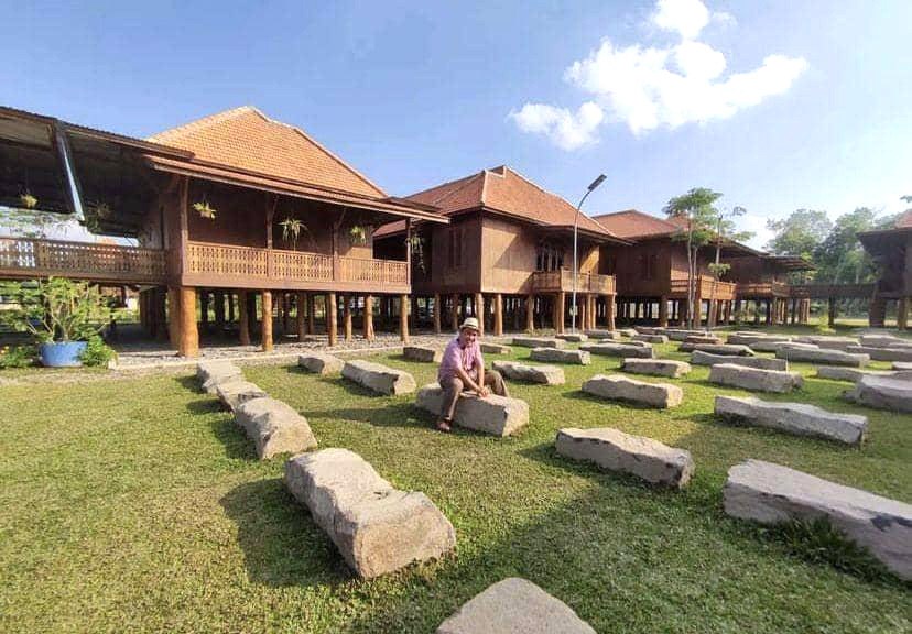 Rumah Suku Badui Uluan Nughik Tubaba