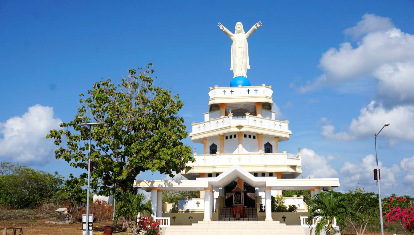 Patung Kristus Raja Semesta Alam