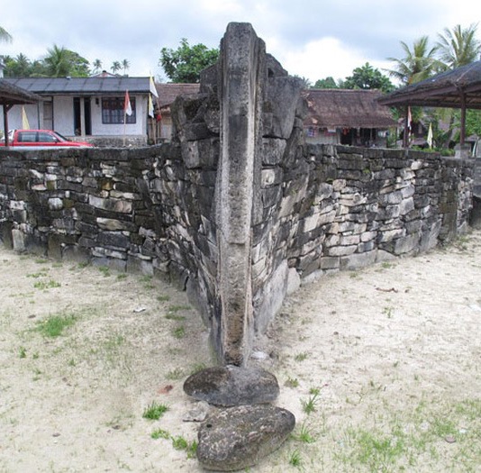 Perahu Batu Sangliat Dol